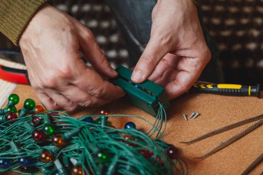Yeni yıla hazırlanıyorduk. Noel ağacı elektrik çelengi tamiri. Eller kontrol ünitesinin kutusunu açtı.