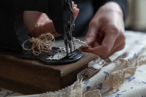 Couturière Artisanale Les Doigts Fins Femme Tiennent Tresse Dans Gros — Photo