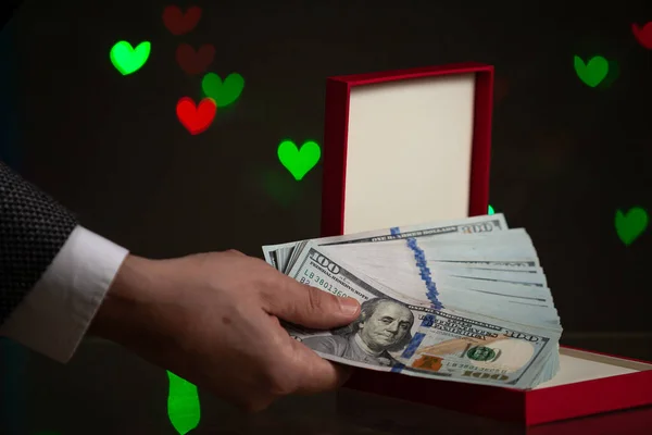 Regalo San Valentino Una Mano Tiene Mazzo Dollari Sopra Una — Foto Stock