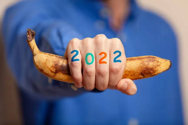 2022 Uomo Con Una Camicia Blu Sta Stringendo Una Banana — Foto Stock