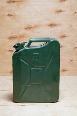 Yeşil metal teneke kutu hafif bir plywoo 'nun arka planında duruyor