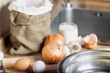 Mutfak hala hayat dolu. Yumurta, soğan, sarımsak, bir paket un ve fiyonk.