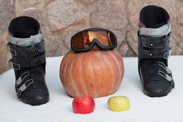 Ainda Vida Com Equipamento Esqui Uma Abóbora Laranja Madura Redonda — Fotografia de Stock