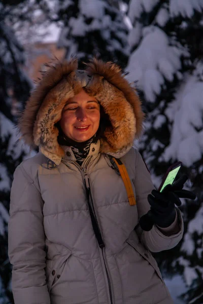 Belle Jeune Femme Dans Une Veste Légère Avec Une Capuche — Photo