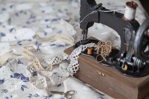 Vintage Handnähmaschine Und Ein Faden Auf Weißem Stoffhintergrund Mit Blauem — Stockfoto