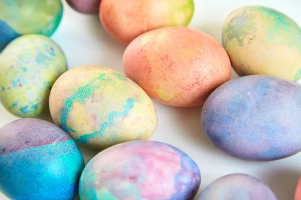 Atributo Vacaciones Pascua Varios Huevos Pollo Pintados Originalmente Diferentes Colores — Foto de Stock