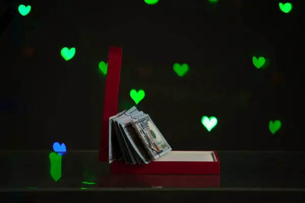 Подарок День Святого Валентина Открытая Красная Подарочная Коробка Стоит Тёмном — стоковое фото