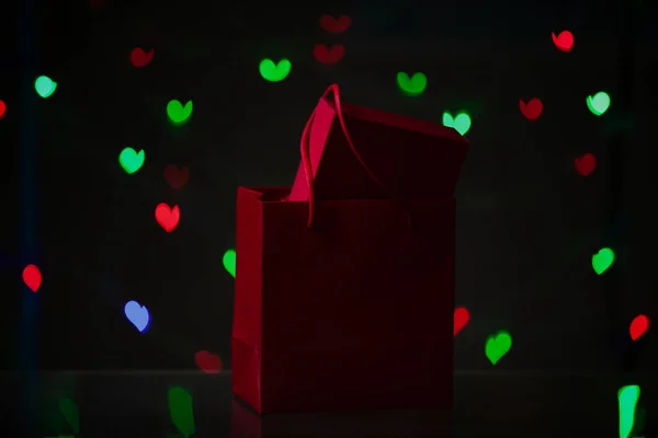 Valentijnsdag Een Geschenk Een Rode Doos Zit Een Rode Papieren — Stockfoto