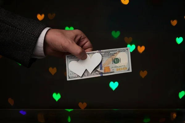 발렌타인데이 선물이에요 재킷을 손에는 달러짜리 지폐가 있습니다 심장을 누르고 노란색 — 스톡 사진