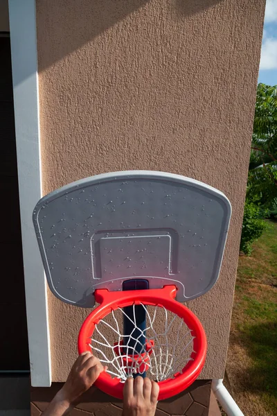 Evde Oynamak Için Ellerini Plastik Basketbol Sepetine Koy Yetişkinler Çocuklar — Stok fotoğraf