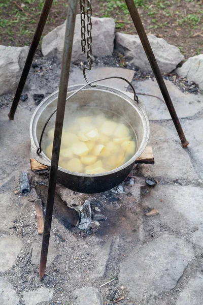 Memasak Makanan Atas Api Sebuah Topi Bundar Bowler Touring Beratnya — Stok Foto