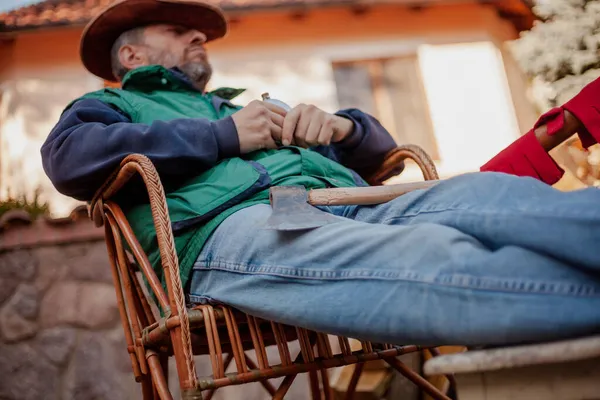 Homem Chapéu Está Descansando Uma Cadeira Vime Quintal Frente Uma — Fotografia de Stock