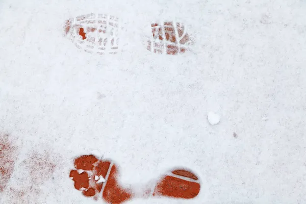Taze Beyaz Kar Üzerinde Tek Bir Çıplak Ayak Izi Bir — Stok fotoğraf