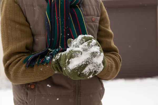 Amusement Hiver Les Mains Polaire Verte Forment Des Boules Neige — Photo