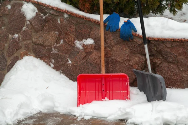 Sneeuwruimer Rood Grijs Plastic Sneeuwschuiver Staan Voor Een Stenen Hekwerk — Stockfoto