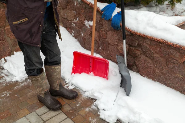 Benen Rubberen Laarzen Liggen Wintertuin Rood Grijs Plastic Sneeuwschuiver Staan — Stockfoto