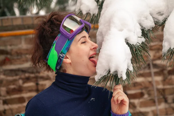 Joyeux Skieur Montagne Une Belle Jeune Femme Lunettes Ski Salopettes — Photo