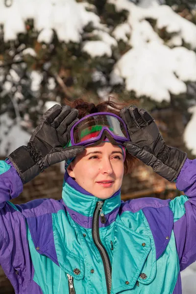 Belle Jeune Femme Combinaison Ski Sur Tête Trouvent Des Lunettes — Photo