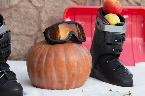 Ainda Vida Com Equipamento Esqui Uma Abóbora Laranja Madura Redonda — Fotografia de Stock