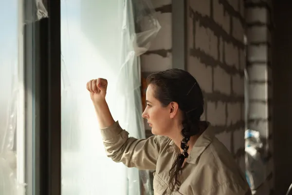 Hübsche Frau Grauen Overall Steht Vor Einem Großen Fenster Auf — Stockfoto