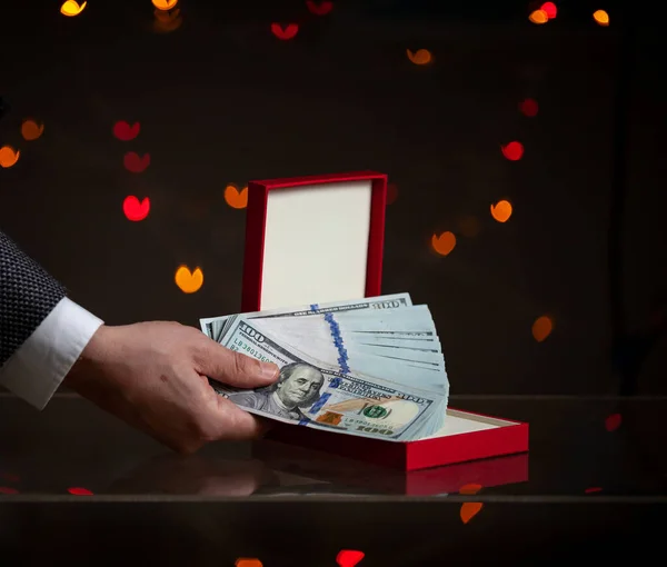 Regalo San Valentino Una Mano Mette Mazzo Dollari Una Scatola — Foto Stock