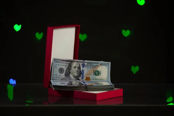 발렌타인데이 상자는 어두운 배경에 대항하여 지폐가 색깔의 심장이 빛나고 — 스톡 사진