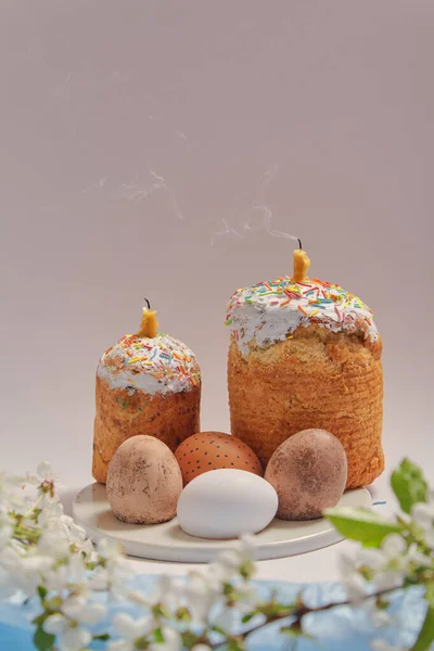 Two Easter Cakes Eggs Stand Stand Gray Background Candles Inserted — ストック写真