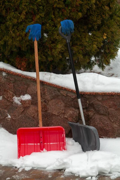 Sneeuwruimer Rood Grijs Plastic Sneeuwschuiver Staan Voor Een Stenen Hekwerk — Stockfoto