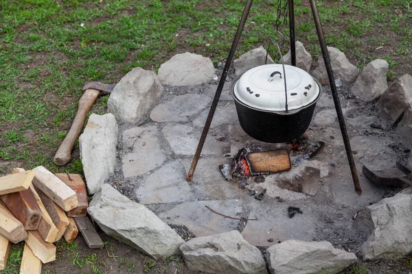 Stone Campfire Site Meadow Pot Weighs Counter Firewood Nearb — стоковое фото