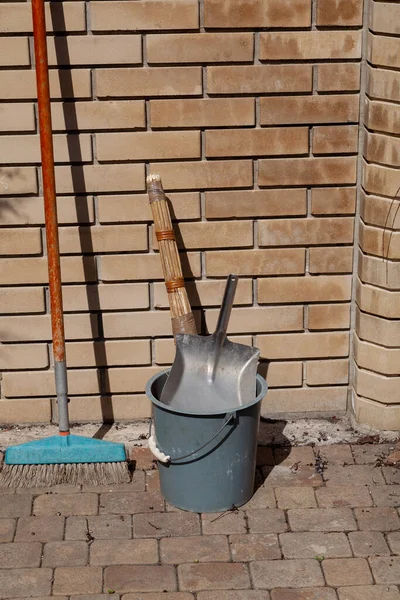 Εξοπλισμός Καθαρισμού Μια Μακρόστενα Βούρτσα Ένα Κουβά Στο Φόντο Ενός — Φωτογραφία Αρχείου