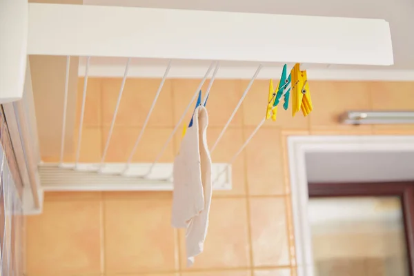 Yellow Green Plastic Clothespins Hanging Modern Dryer Bathroom Close — Fotografia de Stock