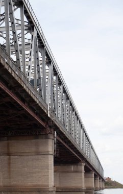 Geniş bir nehir boyunca beton destekli bir nakliye köprüsü. Alt yaşam