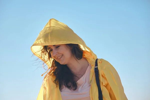 Ritratto Una Bella Ragazza Con Lunghi Capelli Rossi Una Giacca — Foto Stock