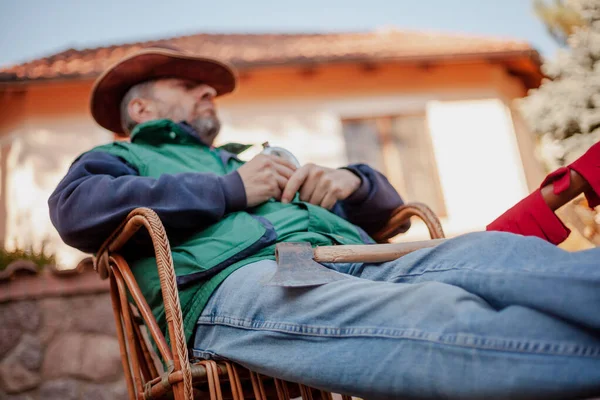 Homem Chapéu Está Descansando Uma Cadeira Vime Quintal Frente Uma — Fotografia de Stock