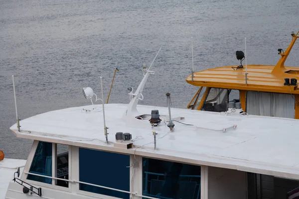 Toits Deux Navires Passagers Les Navires Blancs Jaunes Tiennent Côte — Photo