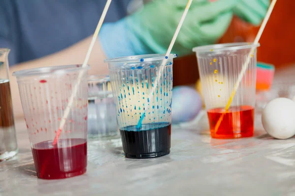 Tasses Plastique Avec Peinture Colorée Pour Colorier Les Œufs Pâques — Photo