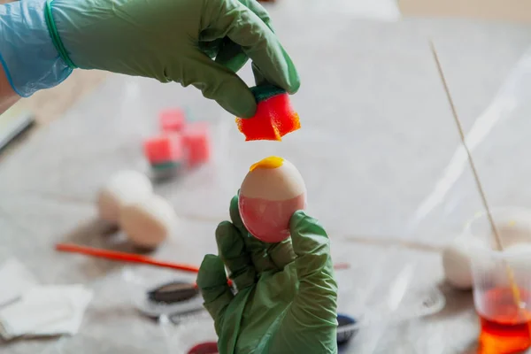 Handen Met Rubberblauwe Handschoenen Schilderen Paaseieren Met Vloeibare Verf Met — Stockfoto