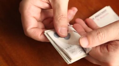 Ellerin parmakları beş yüz bin banknot yığınını sayıyor. Dolandırıcının marifetli hareketleriyle Rus rublesi.
