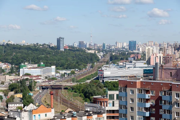 Kyiv Ukraine 2017年6月20日 ウクライナのキエフにある2017年6月20日の街並み キエフのFeodsiyskaya通り沿いの20階建ての建物からキエフのシェフチェンコフスキー地区のパノラマビュー フレームでは ニコライ グリンチェンコ通りと交差します — ストック写真