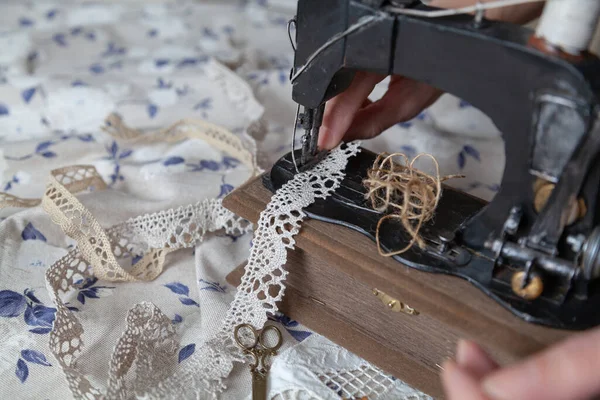 Les Mains Couturière Font Tournoyer Une Machine Coudre Vintage Sur — Photo