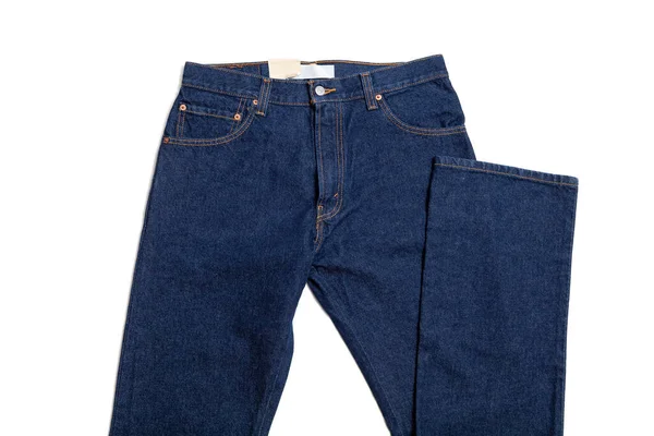 Nuovo Taglio Classico Jeans Blu Ripiegati Ordinatamente Contro Backgroun Bianco — Foto Stock