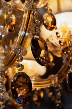 Modern Chandelie için yakın plan oval şekilli kristal kolyeler.