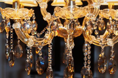 Elektronik modern avize için çeşitli şekillerde kristal kolyeler ve cam prizler.