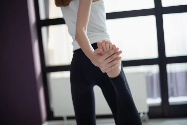 Menina Graciosa Com Cabelo Longo Collant Envolve Exercícios Alongamento Contra — Fotografia de Stock