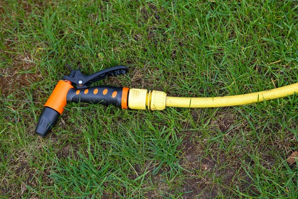 Pistola Spray Laranja Para Regar Plantas Uma Mangueira Amarela Encontra — Fotografia de Stock