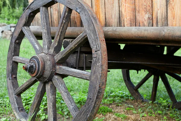 Exhibit Historical Museum Wooden Wheel Wooden Cart Stands Green Grass — Stock Photo, Image