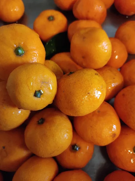 Beautiful Ripe Orange Tangerines Lie Two Layers Close Water Droplets — Stockfoto