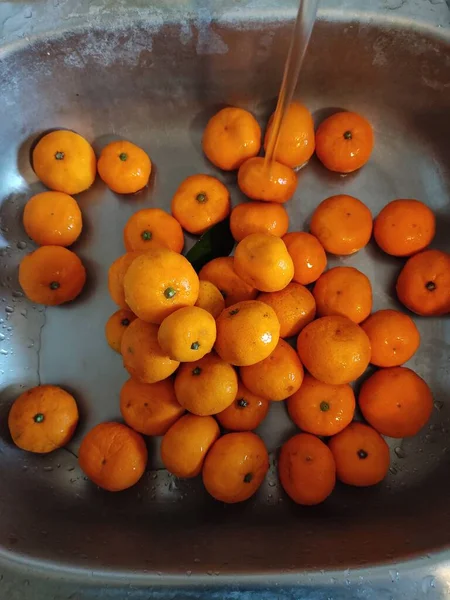 Orangene Mandarinen Waschen Eine Gruppe Orangefarbener Mandarinen Liegt Boden Eines — Stockfoto