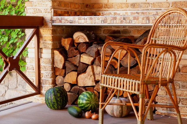 Herfst Veranda Twee Gestreepte Watermeloenen Een Oranje Pompoen Liggen Veranda — Stockfoto