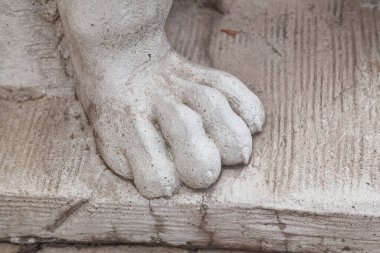 Bir aslanın sol pençesi şeklinde taş heykel elementi.